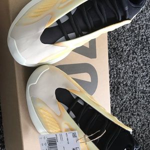 New with tags Yeezy 700 v3 safflower size 11 mens